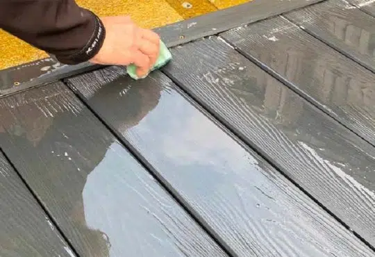 Tout ce dont vous avez besoin pour le nettoyage et la protection du bois composite