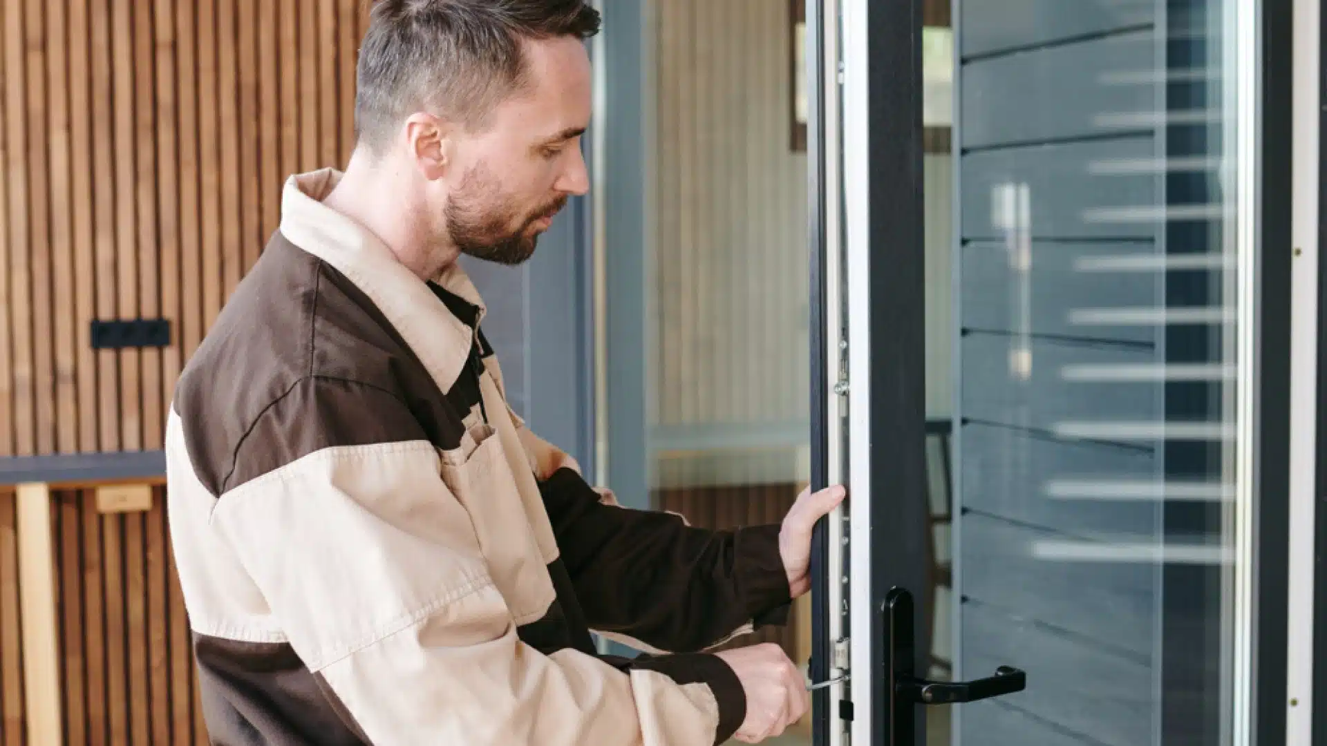 Comment choisir un professionnel pour la pose de portes et fenêtres ?