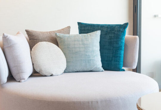 Le canapé arrondi : allier style et convivialité dans votre intérieur
