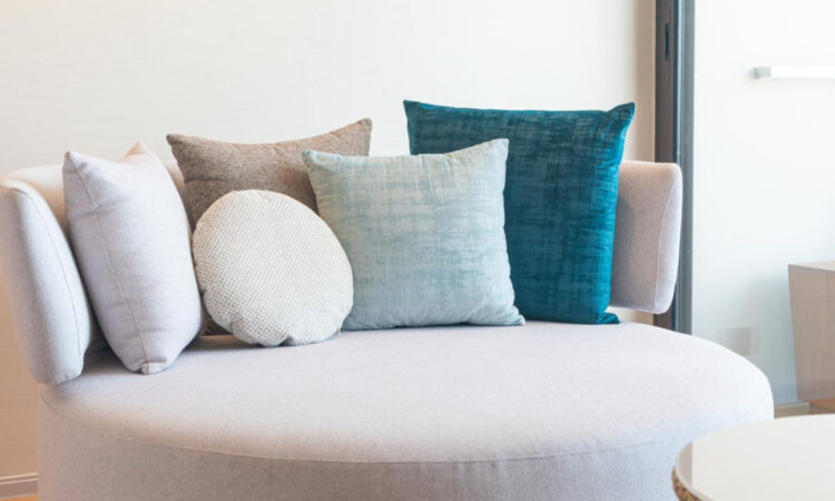Le canapé arrondi : allier style et convivialité dans votre intérieur