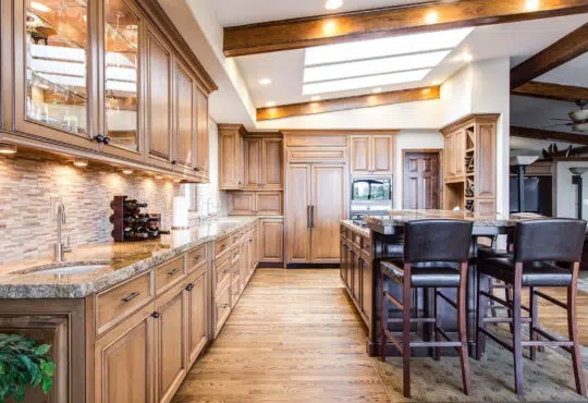 Le choix entre cuisine moderne design et cuisine moderne en bois