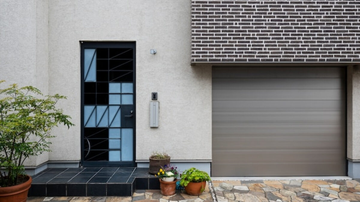 Porte de garage sectionnelle : acier ou aluminium, comment choisir ?