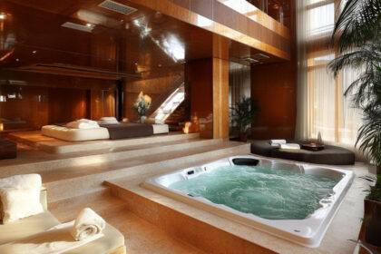 Spa ou jacuzzi à la maison : quels accessoires prévoir pour en profiter vraiment ?